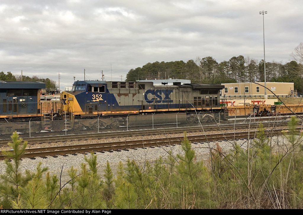 CSX 352 lays over
